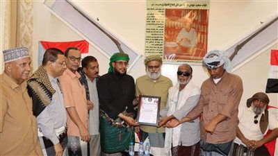 انتقالي الديس الشرقية يكرم الشيخ عبدالقادر الحوثري نظيراً لجهوده المجتمعية