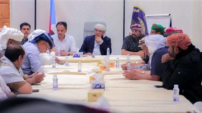 الكثيري يلتقي بعدد من مشايخ قبيلة يافع بمديرية القطن ويشيد بدورهم في تأمين المديرية ودعم جهود تحرير الوادي