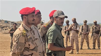 قائد ألوية الدعم والإسناد يتفقد جاهزية اللواء الرابع في محور أبين