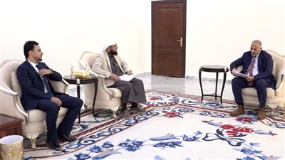 الرئيس الزُبيدي يشدد على دور وزارة الأوقاف في تحصين المجتمع ونشر ثقافة التسامح والوسطية 