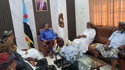 رئيس انتقالي المهرة يلتقي عددًا من الضباط لمناقشة مستجدات الأوضاع الأمنية