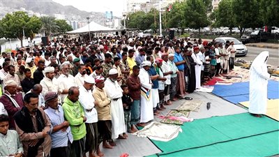 جموع من المصلين يؤدون صلاة الجمعة في ساحة الاعتصام بالمكلا