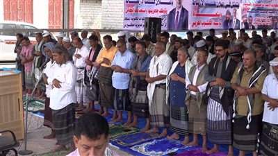 أبناء أبين يؤدون صلاة 