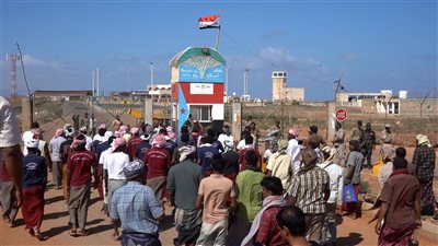 وقفة تضامنية لعمال وموظفي ميناء المكلا تأييدًا لقرارات الرئيس الزُبيدي