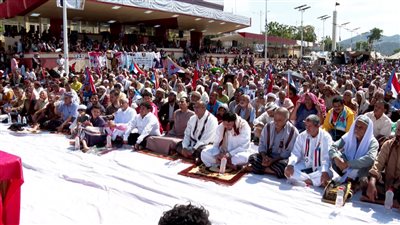 حشود جنوبية تؤدي صلاة جمعة الجنوب العربي لكل وبكل أبنائه في ساحة العروض بالعاصمة عدن