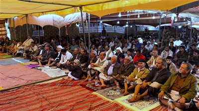 أبناء شبوة يؤدون صلاة جمعة 