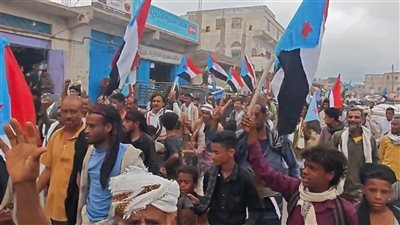 مسيرة ومهرجان حاشد في المسيمير بلحج تطالب بإعلان الدولة 