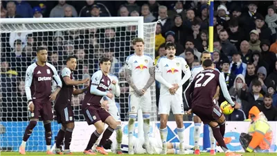 الدوري الإنجليزي.. أستون فيلا يقلب الطاولة على ليدز بثنائية رودجرز