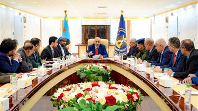 الرئيس الزُبيدي يترأس اجتماعاً للقيادة التنفيذية العُليا للمجلس الانتقالي بحضور المحرّمي