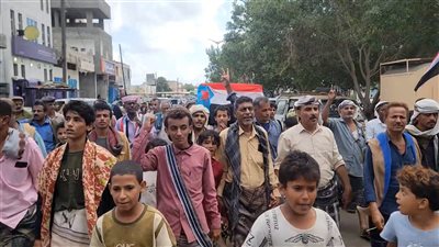مسيرة في زنجبار تندد بالعدوان الجوي السعودي على القوات الجنوبية الحكومية بحضرموت