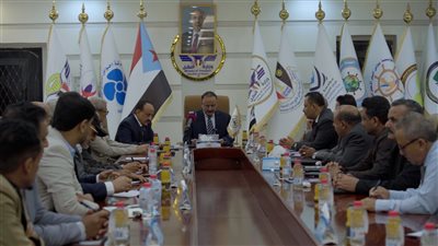 وزارة النقل وهيئة الطيران المدني تدينان القصف الجوي السعودي الذي استهدف مطار سيئون 