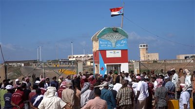 مئات السياح الأجانب عالقين في سقطرى إثر تعليق الجوي في المحافظة 