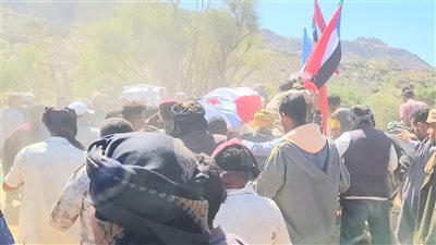 أبناء الحصين بالضالع يشيّعون جثمان نصر الحيدري أحد شهداء القصف السعودي في حضرموت