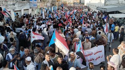 حشود جماهيرية كبرى في مدينة المكلا تجدد التفويض للمجلس الانتقالي وتعلن تمسك حضرموت بالإعلان الدستوري