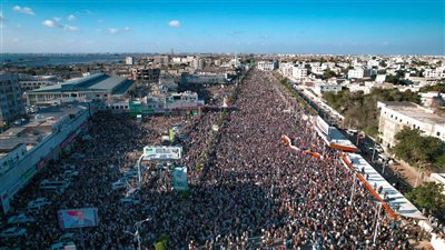 استجابة لدعوة الرئيس الزُبيدي .. أبناء الجنوب يحتشدون بالعاصمة عدن في مليونية تأييد الإعلان الدستوري 