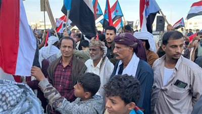 أبناء محافظة المهرة يحتشدون في الغيضة ويجددون تمسكهم باستعادة الدولة وتفويض الرئيس الزُبيدي