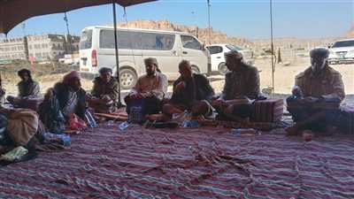 عتق.. وسط توافد شعبي ورسمي مهيب.. انتقالي شبوة يفتتح مخيم العزاء لشهداء المظاهرة السلمية