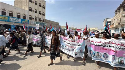 أبناء المديريات الجنوبية بشبوة ينظمون وقفة احتجاجية ومسيرة جماهيرية رفضاً لإدراج مدانين بالإرهاب ضمن صفقة تبادل الأسرى