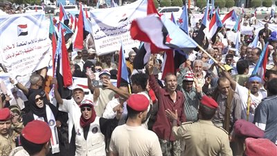 الاتحاد العام لنقابات عمال الجنوب ينظم وقفة احتجاجية للمطالبة بتحسين الخدمات 