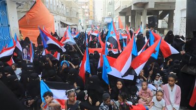 المكلا.. فعالية نسوية كبرى تنديدا بتدهور الخدمات ونهب الثروات النفطية