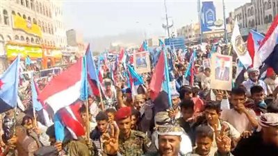 مسيرة جماهيرية حاشدة في لبعوس رفضًا للوصاية وتجديدًا للتفويض للرئيس الزُبيدي