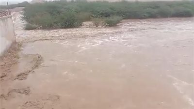 سيول جارفة تجتاح أحور وتقطع الطريق الرابط بين العاصمة عدن حضرموت 
