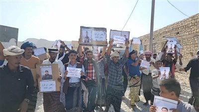 أبناء قلنسية وعبدالكوري يحتجون رفضا لإقالة قائد أمن المديرية ويطالبون بإعادته إلى منصبه