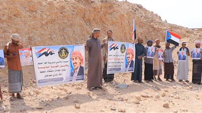 أبناء حجر الصيعر ينفذون وقفة احتجاجية سلمية رفضًا للوصاية والمطالبة بتمكين أبناء حضرموت