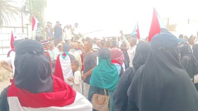 في إطار التصعيد الشعبي والعصيان المدني.. وقفة احتجاجية حاشدة أمام وزارة الكهرباء بالعاصمة عدن