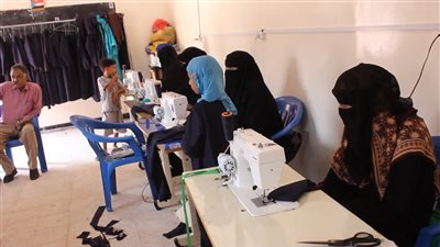 مدير عام الحصين يتفقد معمل الخياطة ويشدد على دعم المشاريع الإنتاجية