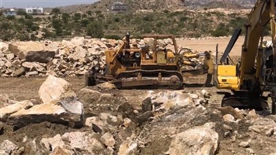مدير عام الشعيب بالضالع يتفقد مشروع ملعب مكلان الرياضي