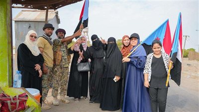 انتقالي العاصمة عدن ينفذ حملة لتوزيع ورفع أعلام الجنوب في النقاط الأمنية والعسكرية