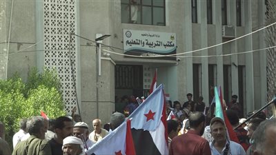 وقفة احتجاجية بعدن تنديداً بمنع النشيد الوطني وإنزال علم الجنوب من المدارس