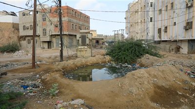 أهالي حافة العكابرة بالمكلا يناشدون بالتدخل العاجل لمعالجة شبكة كهرباء مكشوفة