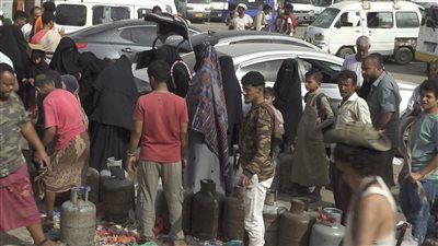 أزمة الغاز المنزلي تتفاقم في العاصمة عدن وسط اختناقات حادة وتداعيات معيشية واقتصادية