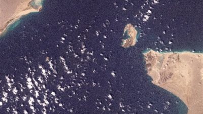رويترز: الحوثيون يسيطرون على جزر حنيش وتحذيرات من عرقلة حركة التجارة بباب المندب