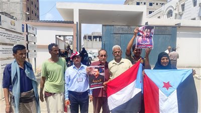 وقفة احتجاجية أمام محكمة المنصورة تضامنًا مع المناضل معين المقرحي 