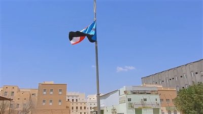 شباب الغضب يواصلون حملة رفع أعلام الجنوب بحي القرن بسيئون