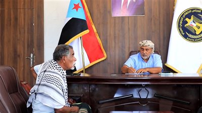 اليهري يطمئن على صحة الشاعر سعيد العوبثاني عقب إصابته بفعالية المكلا