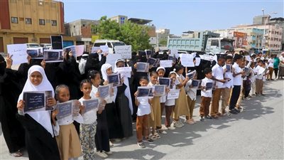 وقفات احتجاجية تضامنية في المكلا رفضا لفصل المعلمين المتعاقدين