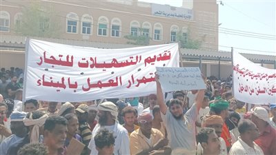عمال الشحن والتفريغ وسائقو السيارات بميناء الشحر يطالبون بإعادة تشغيل الميناء