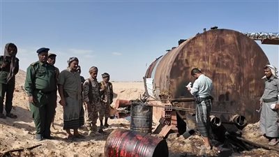 قوات دفاع شبوة تضبط موقعاً غير قانوني لتكرير النفط في مديرية دهر