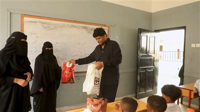 في لفتة وفاء.. أبوبكر بكير يكرّم معلميه في مدرسة الشهيد خالد بالمكلا 