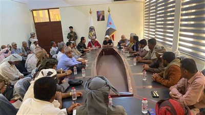 النقيب يعقد لقاءً موسعُا بعدد من المشائخ والشخصيات القبلية والمجتمعية في الجنوب